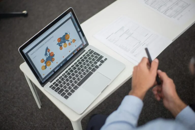 Prêt étudiant et investissement en bourse : une stratégie risquée à bien comprendre