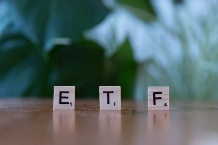 ETF capitalisant vs distribuant : lequel choisir selon votre stratégie d&rsquo;investissement ?