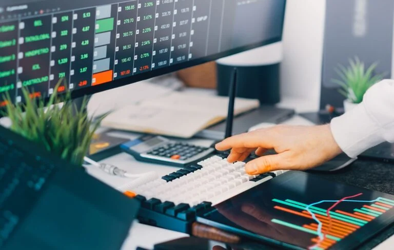 Simulateur PEA 2026 : calculez vos gains et comparez les frais de courtage