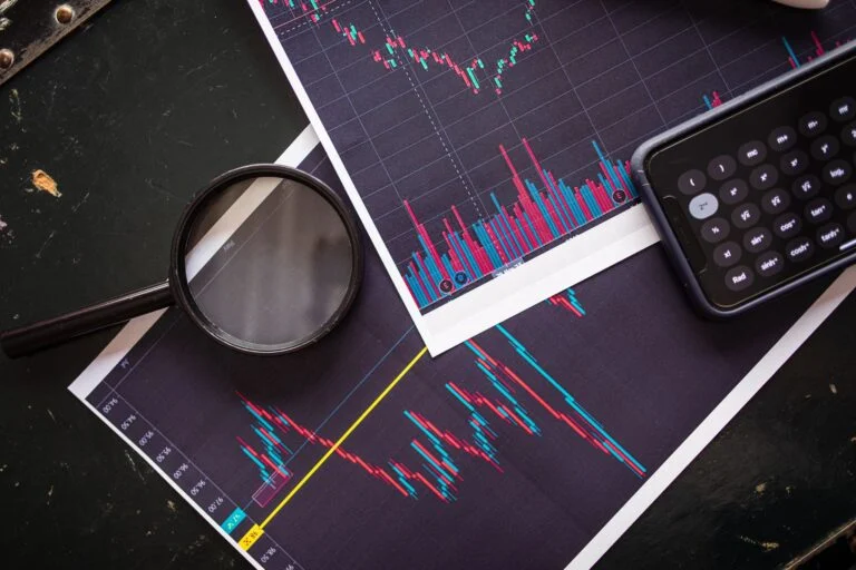 Comment vérifier si une entreprise est cotée en bourse : 3 méthodes fiables